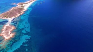İtalya 'nın Sardegna kentindeki Tavolara plajının insansız hava aracı videosu. Sardunya Adası İtalya yaz tatili