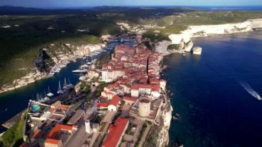 Korsika adası, kayalıklardaki Bonifacio kasabası. Hava aracı video görüntüsü. Popüler turizm merkezi, Fransa