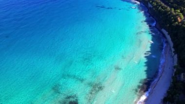 Korsika adasının en iyi plajları. Mükemmel yuvarlak körfez ve turkuaz deniz ve beyaz kumlu sahil Canella 'sının hava aracı videosu. Tropik plaj manzarası