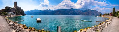 Muhteşem İtalyan göl manzarası. Güzel Lago di Garda 'nın manzarası. Malcesine Şatosu ve Plajı panoramik manzara