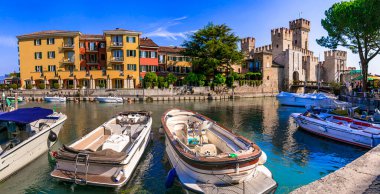 Manzaralı Lago di Garda Gölü. Sirmione kasabası ve ortaçağ kalesi Scaligero manzarası. İtalya 'nın popüler turistik merkezi, Lombard.