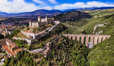 Umbria 'nın simgeleri. Etkileyici Spoleto kasabası Rocca Albornoz kalesi ve muhteşem Roma köprüsü Ponte delle Torr