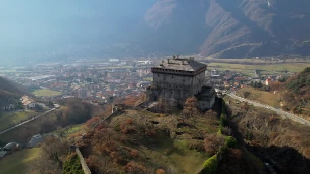 アオスタ渓谷とその有名な中世の城 ヴェレス要塞 空中ドローンビュー イタリア ヴァレ ダオスタ — ストック動画