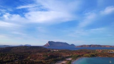 Sardegnia adası doğa manzarası ve en iyi plajlar. Gün batımında güzel Lu Impostu plajının panoramik görüntüsü. İtalya yaz tatili