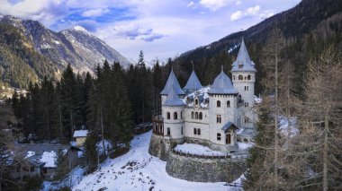 Kış aylarında Valle d 'Aosta' daki Ortaçağ Şatosu 'nda inanılmaz bir masal. İtalya 'nın kuzeyinde. hava aracı görünümü 