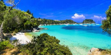 Yunanistan 'ın İyon adaları. Muhteşem ada Paxos. Lakka köyündeki güzel turkuaz körfez ve plaj. Yunanistan 'da yaz tatilleri