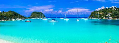 Yunanistan 'ın İyon adaları. Muhteşem ada Paxos. Lakka köyündeki güzel turkuaz körfez ve plaj. Yunanistan 'da yaz tatilleri