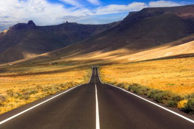 Kanarya adalarında seyahat et. Etkileyici volkanik Lanzarote manzaraları. Famara sahiline giden manzaralı bir yol.