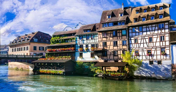 Красивые Каналы Страсбурга Традиционный Цветущий Город Эльзасе Франция Путешествия Достопримечательности — стоковое фото