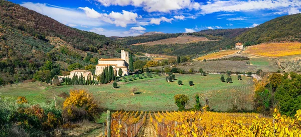 Италия Тоскана Осенние Пейзажи Золотые Виноградники Тосканы Панорама Старого Монастыря — стоковое фото