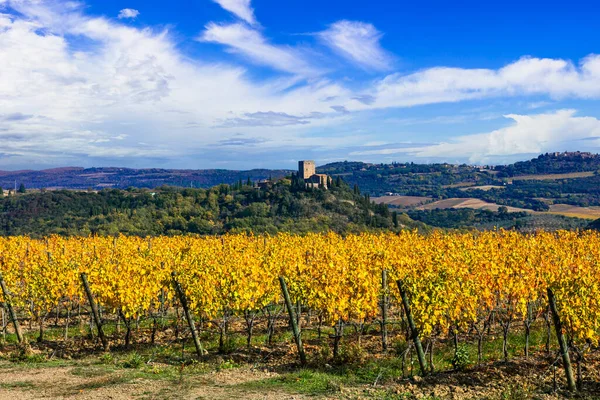 意大利 托斯卡纳风景 托斯卡纳的黄金葡萄园中世纪城堡和黄葡萄的全景 — 图库照片