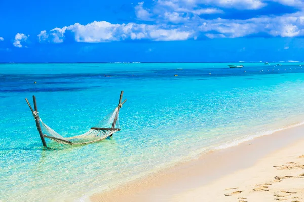 热带放松假期 在马尔迪普岛的绿松石水里挂吊床 热带异国情调度假 — 图库照片