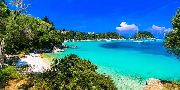 ギリシャのイオニア諸島 素晴らしい島パクソス ラッカ村の美しいターコイズブルーの湾とビーチ ギリシャの夏の目的地 — ストック写真