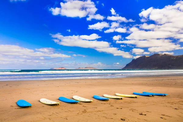 Surfboards Wide Sandy Beach Famara Διάσημη Παραλία Για Σέρφινγκ Στο — Φωτογραφία Αρχείου