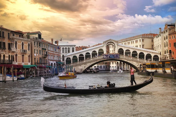 グランド運河とリアルト橋の上にロマンチックなヴェネツィアの夕日 イタリアのヴェネツィア 2012年6月 — ストック写真