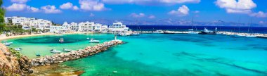 Yunanistan bayramı, Kiklad, Paros adası en iyi plajlar ve deniz. Turkuaz denizli sakin balıkçı köyü Piso Livadi