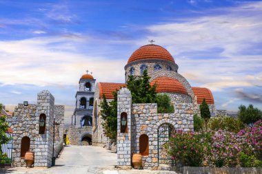 Geleneksel Yunanistan manzarası - güzel Kalymnos adası, Dodecanese. Güzel Agios Savvas Manastırı manzarası