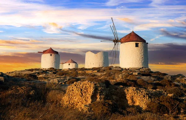 伝統的なギリシャの風車 日没後のチョラ村キクラデス島のアモルゴス島 — ストック写真