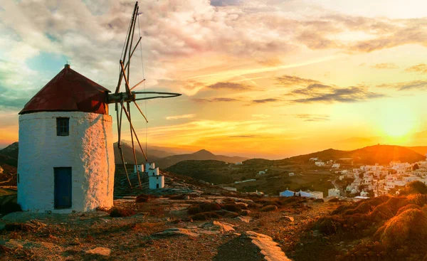 Traditionella Typiska Grekiska Väderkvarnar Amorgos Kykladerna Utsikt Över Byn Chora — Stockfoto