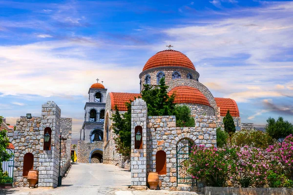 전통적 경관을 그리스 아름다운 칼림노스 도데카니사 아름다운 사바스 수도원의 — 스톡 사진