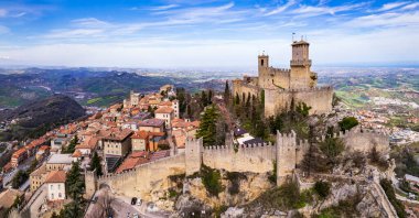 San Marino hava aracı ortaçağ kasabası ve kalelerden birinin panoramik görüntüsü. İtalya seyahati ve simgeleri