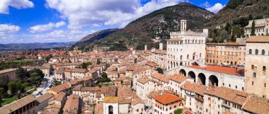 Umbria 'daki ortaçağ kasabası Gubbio' nun hava aracı panoramik görüntüsü. İtalya seyahati. Büyük tarihi İtalyan şehirleri ve en iyi turizm merkezleri.