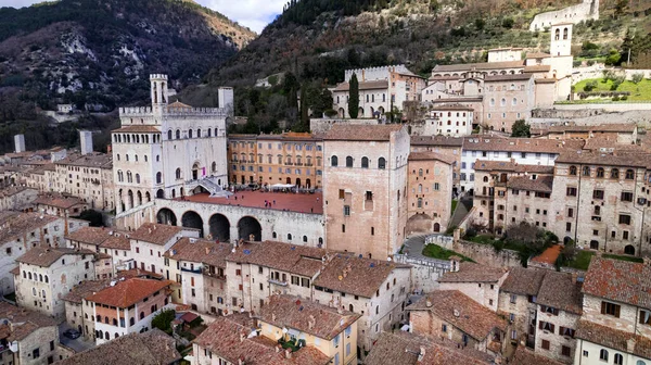 이탈리아 역사의 랜드마크와 최고의 목적지 움브리아의 구비오에게 인상적 파노라마가 도시를 — 스톡 사진