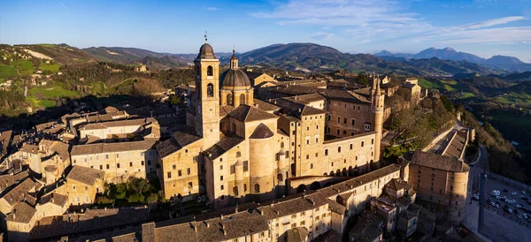 意大利最美丽的中世纪城镇之一 马尔切地区的乌尔比诺 日落时的航空无人机全景高角度视图 — 图库照片