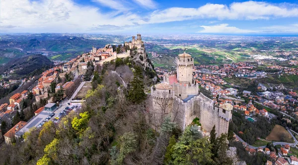 圣马力诺空中无人驾驶飞机俯瞰中世纪城镇和两座城堡 意大利旅行和地标 — 图库照片