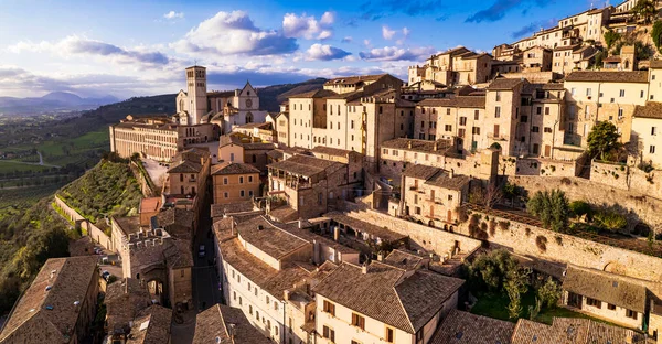 Beeindruckende Mittelalterliche Stadt Assisi Umbrien Bei Sonnenuntergang Italien Drohnenpanorama Aus — Stockfoto