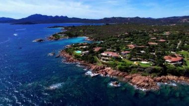 Sardefna Adası muhteşem plajlarıyla ünlüdür. Capriccioli sahilinin turkuaz deniz manzaralı hava aracı görüntüsü. İtalya seyahati