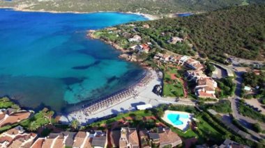 Sardegna adasının en iyi plajları, Pevero sahilinin hava aracı videoları. İtalya yaz tatili