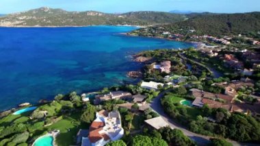 Sardegna adasının en iyi plajları, Pevero sahilinin hava aracı videoları. İtalya yaz tatili