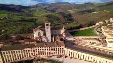 Umbria 'daki etkileyici bir ortaçağ Assisi kasabası. İtalya. Hava aracının uçuş videosu. İtalya seyahati ve en iyi varış yerleri