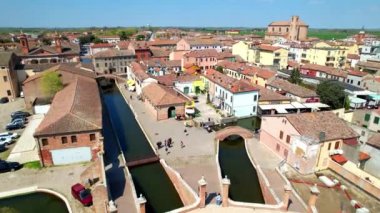 Comacchio - İtalya 'nın Emilia Romagna bölgesindeki Küçük Venedik kadar fanatik sokak kanalları olan büyüleyici ortaçağ köyü,