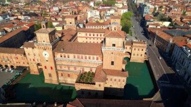 Ferrara - Emilia Romagna İtalya 'nın güzel ortaçağ kasabası. Hostoric Center 'daki Castle Estense' in hava aracı videosu.