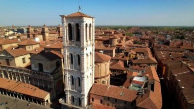 Ferrara - Emilia Romagna İtalya 'nın güzel ortaçağ kasabası. Hostoric Center 'daki Castle Estense' in hava aracı videosu.