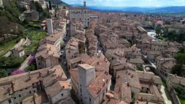 Umbria 'daki ortaçağ kasabası Gubbio' nun insansız hava aracı görüntüleri. İtalya seyahati. Büyük tarihi İtalyan şehirleri ve en iyi turizm merkezleri.