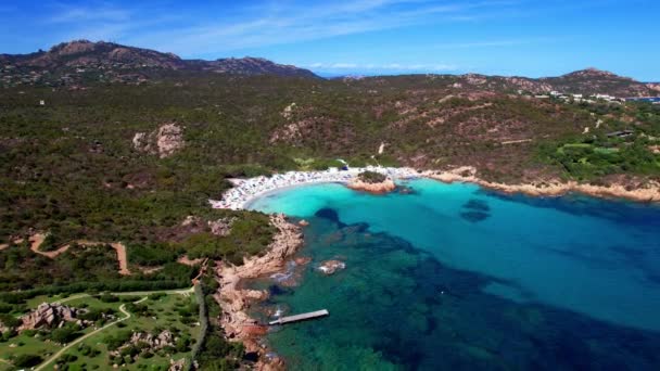萨德夫纳岛以美丽的海滩而闻名 有绿松石海的Capriccioli海滩的无人驾驶飞机图像 意大利旅行 — 图库视频影像