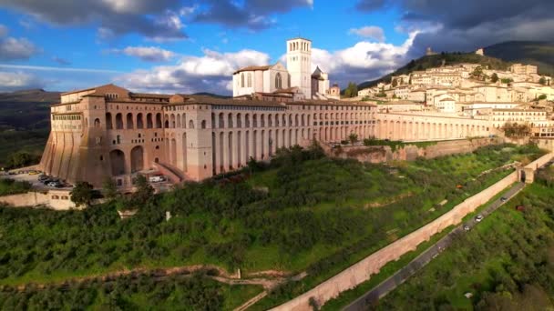 Impressive Medieval Assisi Town Umbria Italy Aerial Drone Overflight Video — Stock Video
