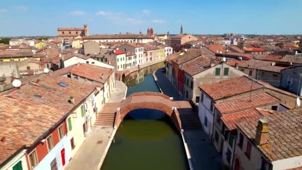Comacchio Urocza Średniowieczna Willa Ulicznymi Kanałami Fanatycznymi Jak Mała Wenecja — Wideo stockowe
