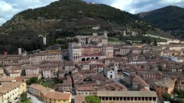 Umbria 'daki ortaçağ kasabası Gubbio' nun insansız hava aracı görüntüleri. İtalya seyahati. Büyük tarihi İtalyan şehirleri ve en iyi turizm merkezleri.