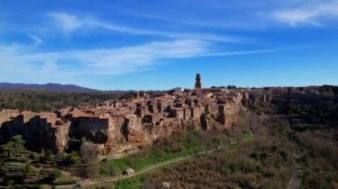İtalya, Toskana seyahati. Eski etruska şehri Pitigliano. Eski şehrin yüksek açılı hava aracı görüntüsü