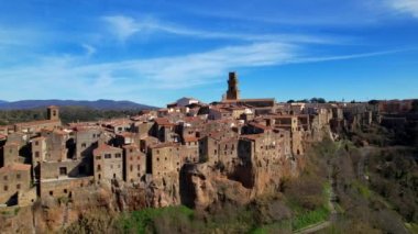 İtalya, Toskana seyahati. Eski etruska şehri Pitigliano. Eski şehrin yüksek açılı hava aracı görüntüsü