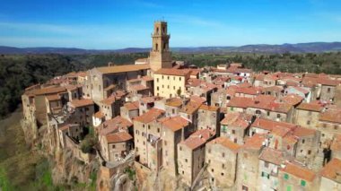 İtalya, Toskana seyahati. Eski etruska şehri Pitigliano. Eski şehrin yüksek açılı hava aracı görüntüsü