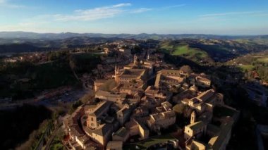 İtalya 'nın en güzel ortaçağ kasabalarından biri olan Urbino, Marche bölgesinin. Hava aracı günbatımında panoramik yüksek açı görüntüsü
