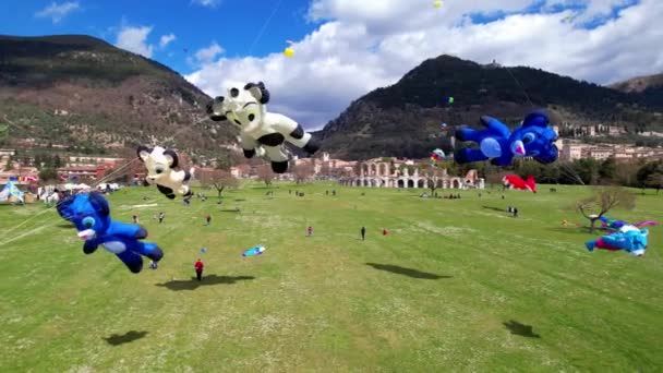 Italienische Sehenswürdigkeiten Gubbio Stadt Umbrien Blick Mit Lustigen Drachen Drohne — Stockvideo