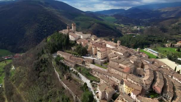 意大利Umbria地区最美丽的中世纪村庄 Nocera Umbra 风景城的空中无人机视频 — 图库视频影像