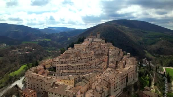 意大利Umbria地区最美丽的中世纪村庄 Nocera Umbra 风景城的空中无人机视频 — 图库视频影像