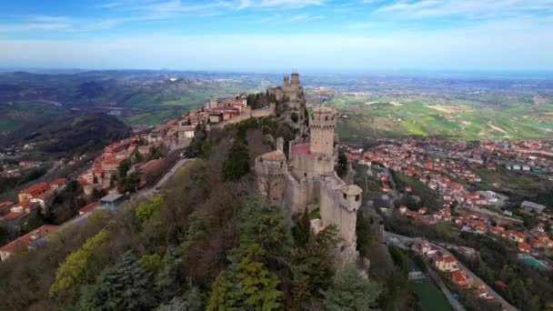 San Marino Vliegtuig Drone Overvlucht Video Van Middeleeuwse Stad Twee — Stockvideo